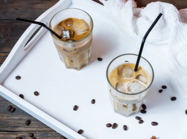 Ahşap arka planda buzlu kahve.