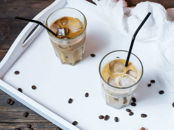 Eiskaffee in Glas auf Holz Hintergrund — Stockfoto