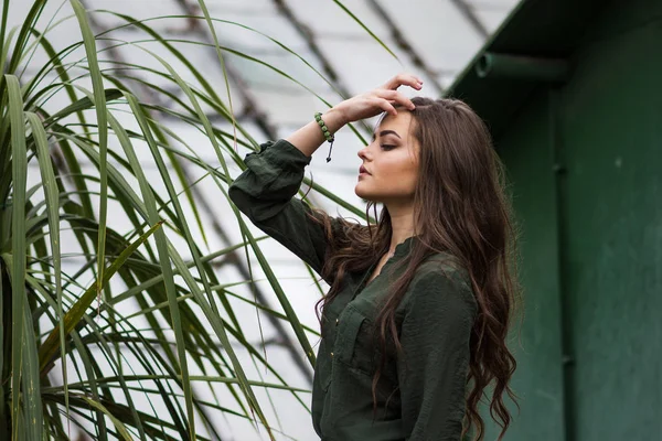 Belleza chica romántica al aire libre. Hermoso modelo adolescente vestido con vestido verde de moda posando al aire libre en el parque. Tonificado en colores cálidos . —  Fotos de Stock