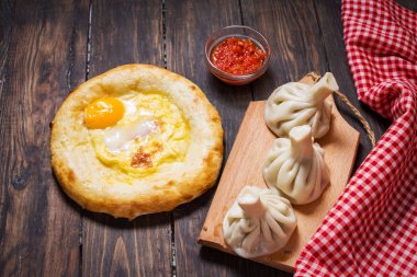 Gürcü gıda. Hıngel ve khachapuri ahşap tablo