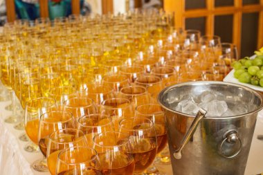 Catering Hizmetleri. gözlük ile şarap Restoran partide satır arka planda.