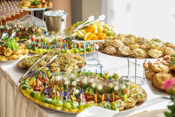 Delicias y aperitivos en un buffet o banquete. Catering. Enfoque selectivo —  Fotos de Stock