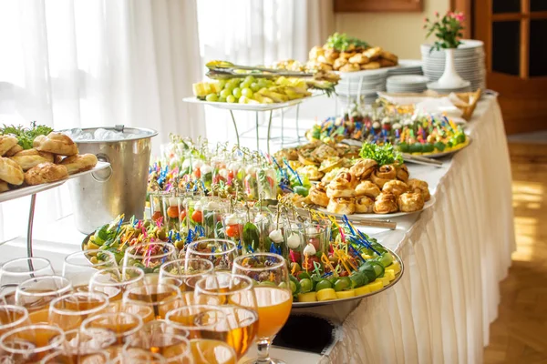 Przysmaki i przekąski w formie bufetu oraz bankiet. Catering. Selektywny fokus — Zdjęcie stockowe