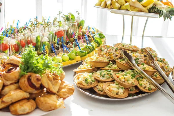 Delicacies e lanches em um buffet ou banquete. Catering. Foco seletivo — Fotografia de Stock