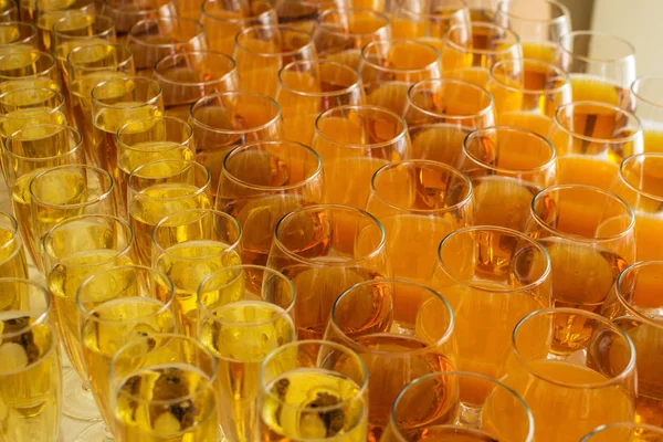 Serviços de restauração. copos com vinho em linha de fundo na festa do restaurante . — Fotografia de Stock