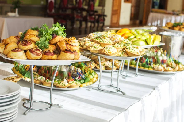 Lezzetler ve aperatifler büfe veya Ziyafet. Yemek Servisi. Seçici odak