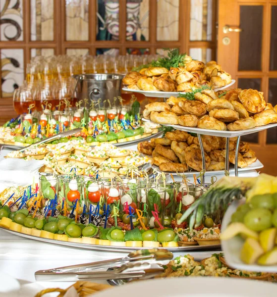 Delicacies e lanches em um buffet ou banquete. Catering. Foco seletivo — Fotografia de Stock