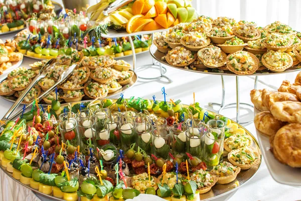 Delicacies e lanches em um buffet ou banquete. Catering. Foco seletivo — Fotografia de Stock