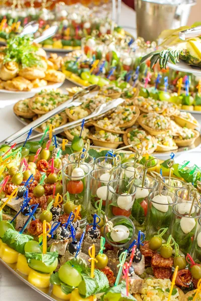 Delicias y aperitivos en un buffet o banquete. Catering. Enfoque selectivo —  Fotos de Stock