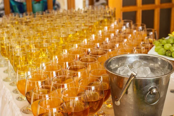 Catering Hizmetleri. gözlük ile şarap Restoran partide satır arka planda.