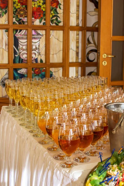 Servicios de catering. copas con vino en fila de fondo en la fiesta del restaurante . —  Fotos de Stock