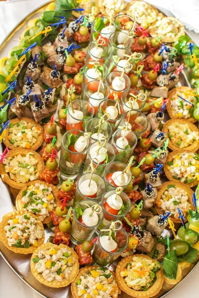 Profi Catering Kühl Box mit keinen Flying Buffet Teller für ein Bankett  Partyservice Buffet Stock Photo