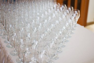 Daha önce fourchette açık ve kristal kadehlerin