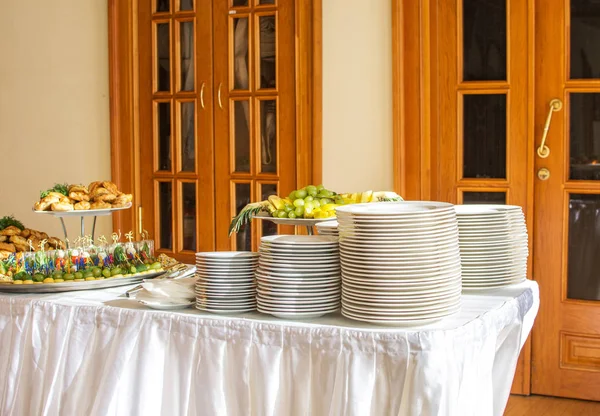 Grupo de platos blancos apilados juntos en un hotel — Foto de Stock