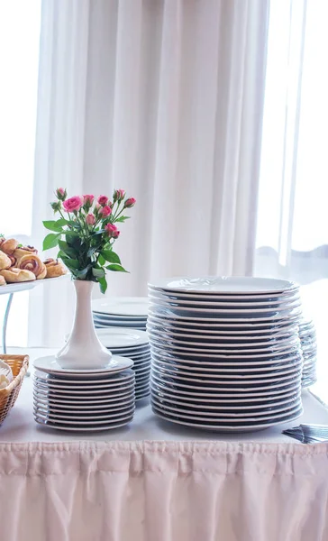 Groep van witte platen elkaar gestapeld in een hotel — Stockfoto