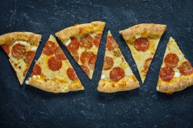 Rustik, vintage tarzı üzerinde biberli pizza. Karanlık taş masada Üstten Görünüm