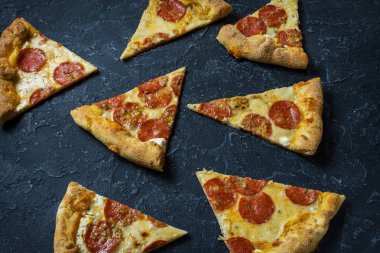 Rustik, vintage tarzı üzerinde biberli pizza. Karanlık taş masada Üstten Görünüm