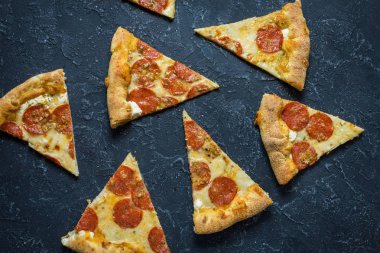 Rustik, vintage tarzı üzerinde biberli pizza. Karanlık taş masada Üstten Görünüm