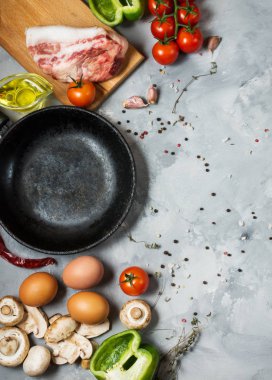 Kahvaltı, yumurta, pastırma, sebzeler, otlar taş zemin üzerine, kopya alanı ile en iyi görünüm için ürünler.