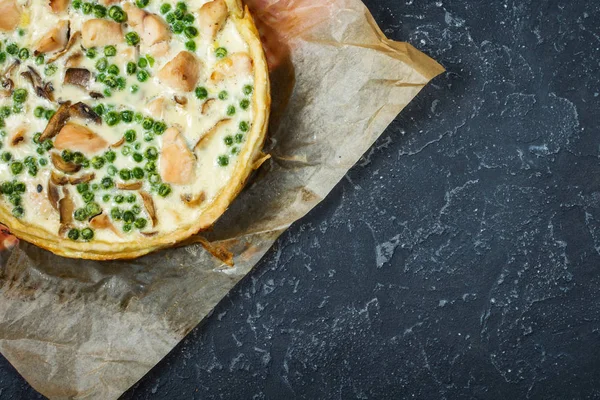 Karanlık taş zemin üzerine peynirli taze tavuk turtası. Fransız kiş. Ev yapımı tart.