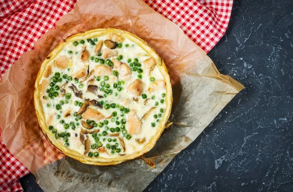 Karanlık taş zemin üzerine peynirli taze tavuk turtası. Fransız kiş. Ev yapımı tart.