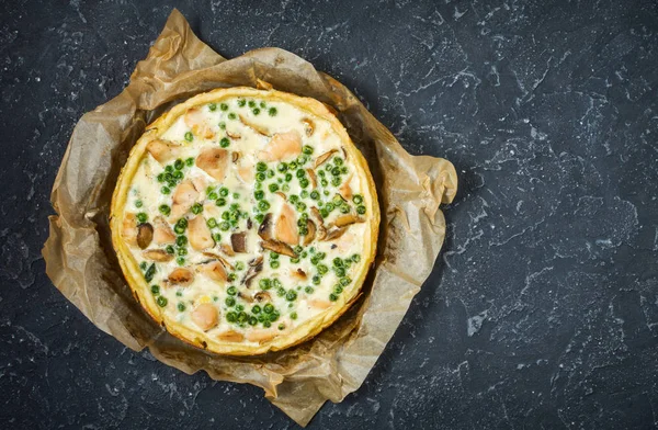 Karanlık taş zemin üzerine peynirli taze tavuk turtası. Fransız kiş. Ev yapımı tart. Üstten Görünüm