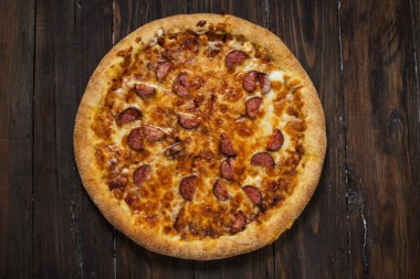 Texas pizza rustik, vintage tarzı ahşap arka plan üzerinde. Üstten Görünüm