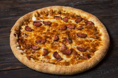 Texas pizza rustik, vintage tarzı ahşap arka plan üzerinde.