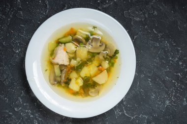 Mantar ve taş zemin, üstten görünüm üzerine tavuk çorbası.