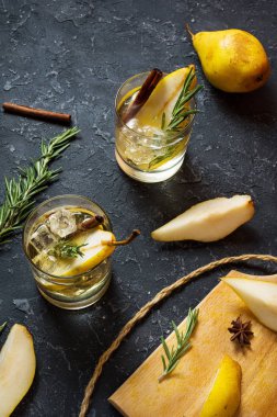 Armut kokteyl ROM, likör, armut dilimleri ve biberiye siyah taş masa