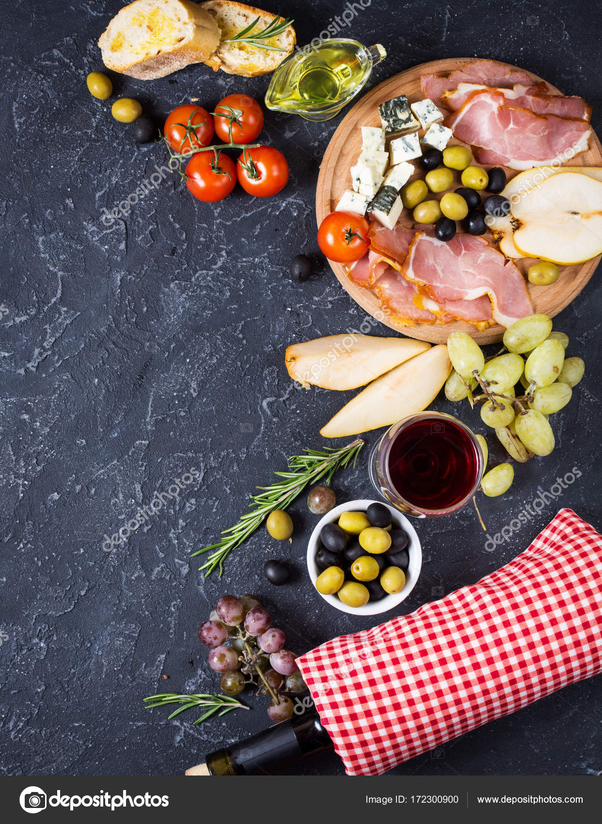 Aperitivo, antipasto italiano, jamón, aceitunas, queso, pan, uvas, pera