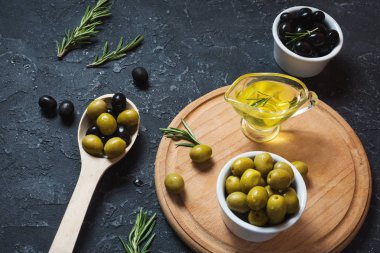 Ahşap kase taş siyah arka plan üzerine siyah ve yeşil zeytin