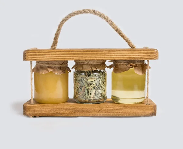 Chá e mel em frascos de vidro isolados sobre fundo branco — Fotografia de Stock