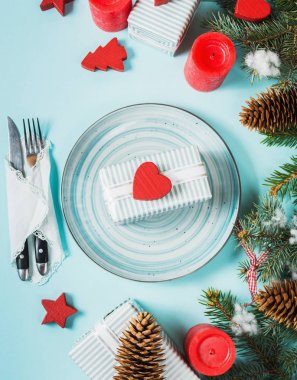 Çam ağacı ve dekorasyon ile mavi arka plan Christmas Tablo ayarı