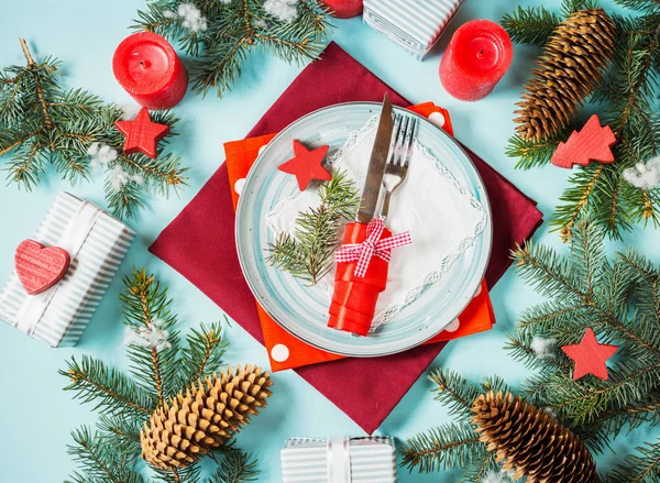Świąteczne nakrycie stołu na niebieskim tle z jodły i ozdoba — Zdjęcie stockowe