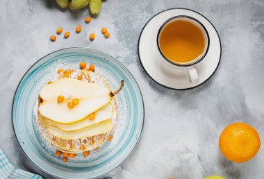 Ev yapımı Kahvaltı: Amerikan tarzı krep servis çilek, armut ve bal ile beton zemin üzerine çay.