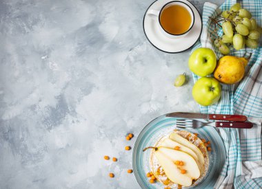 Ev yapımı Kahvaltı: Amerikan tarzı krep servis çilek, armut ve bal ile beton zemin üzerine çay. En iyi görünüm ve kopya alanı.