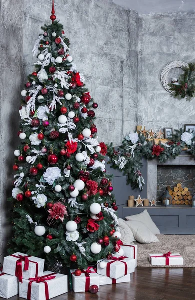 Beautiful holdiay decorated room with Christmas tree with presents under it — Stock Photo, Image