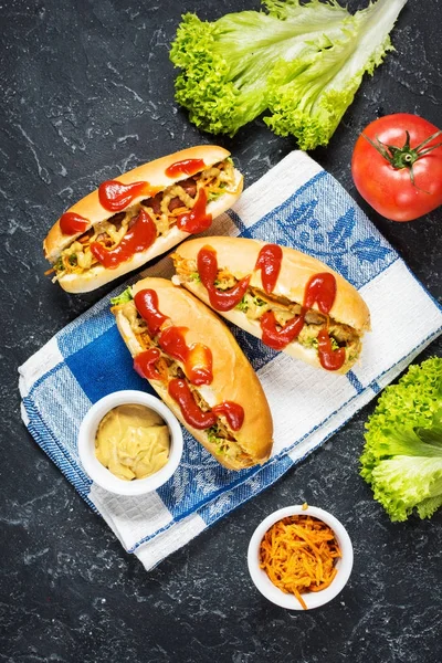 Hot dog con sottaceti e lattuga su sfondo di cemento — Foto Stock