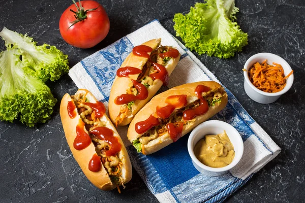 Hot dog con sottaceti e lattuga su sfondo di cemento — Foto Stock