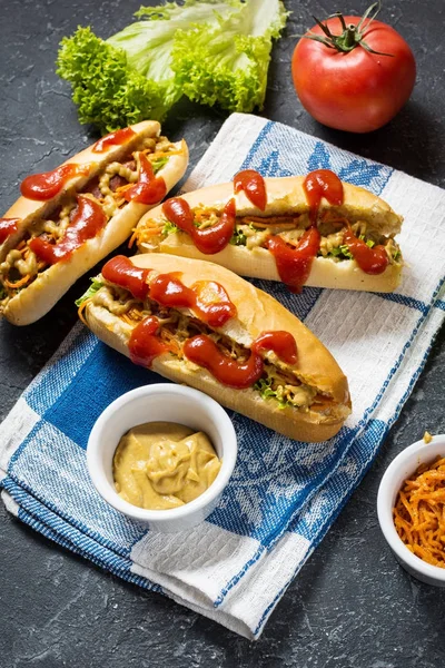 Hot dog con sottaceti e lattuga su sfondo di cemento — Foto Stock