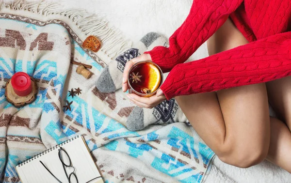 Woman on the plaid with notebook and glass of mulled wine — Stock Photo, Image