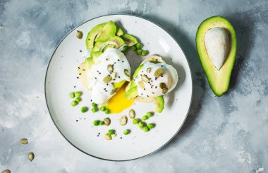 Lezzetli haşlanmış yumurta ekmek ve avokado beton zemin üzerine dilimlenmiş.