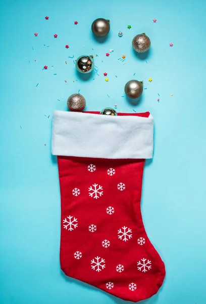 Dondurma külahı Noel çorap mavi arka plan ile. Düz Lay.