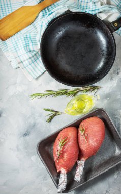 Pastırma beton zemin üzerine sarılmış domuz filetosu.