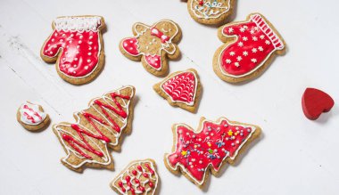 Noel gingerbread çerezleri üzerinde beyaz ahşap masa