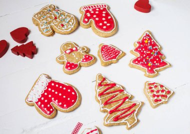 Noel gingerbread çerezleri üzerinde beyaz ahşap masa