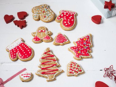 Noel gingerbread çerezleri üzerinde beyaz ahşap masa