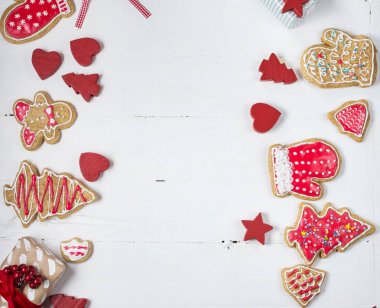 Beyaz ahşap masa üzerinde Noel gingerbread çerezleri. Üstten Görünüm