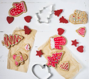 Noel gingerbread çerezleri üzerinde beyaz ahşap masa.